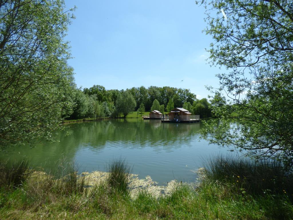 Cabanes Flottantes Du Lac De Pelisse Douzains Exterior foto
