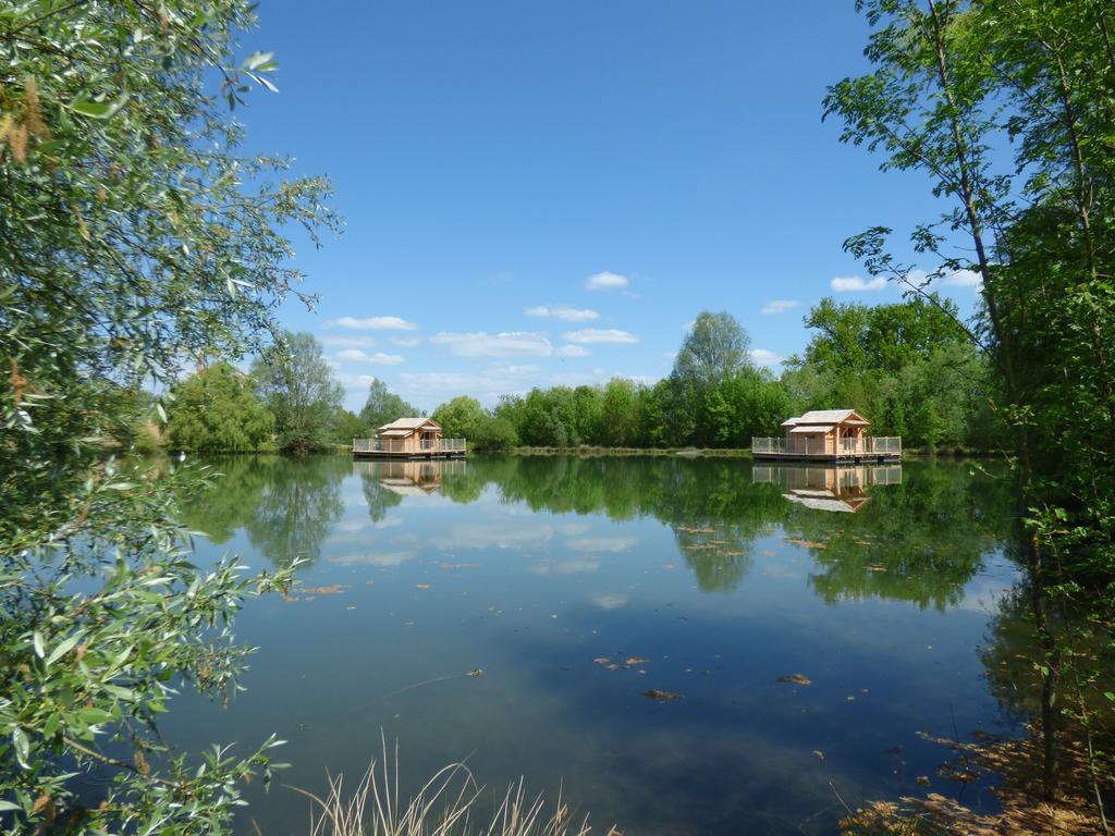 Cabanes Flottantes Du Lac De Pelisse Douzains Exterior foto