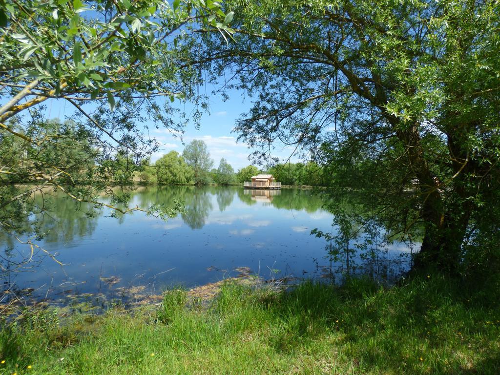 Cabanes Flottantes Du Lac De Pelisse Douzains Exterior foto