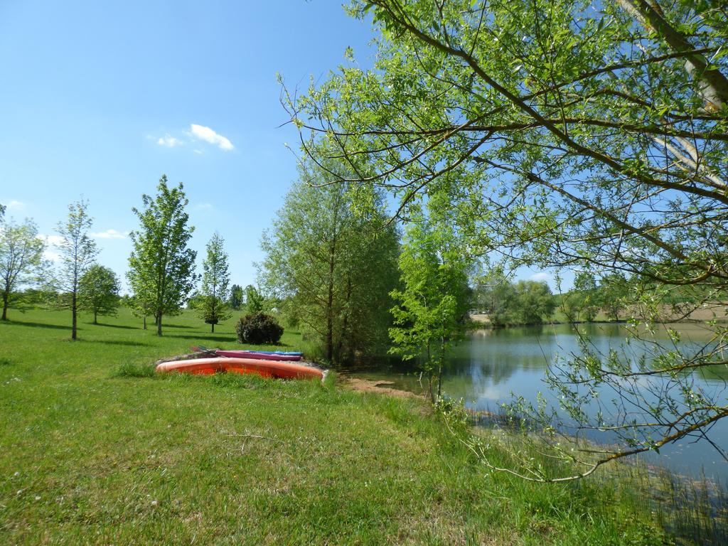 Cabanes Flottantes Du Lac De Pelisse Douzains Exterior foto