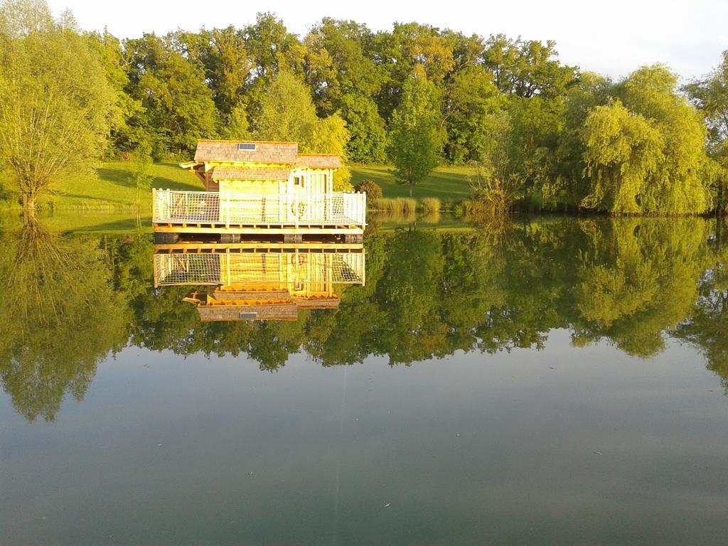 Cabanes Flottantes Du Lac De Pelisse Douzains Exterior foto