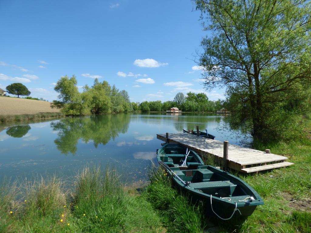 Cabanes Flottantes Du Lac De Pelisse Douzains Exterior foto
