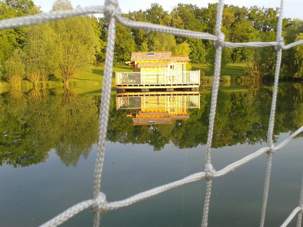 Cabanes Flottantes Du Lac De Pelisse Douzains Exterior foto