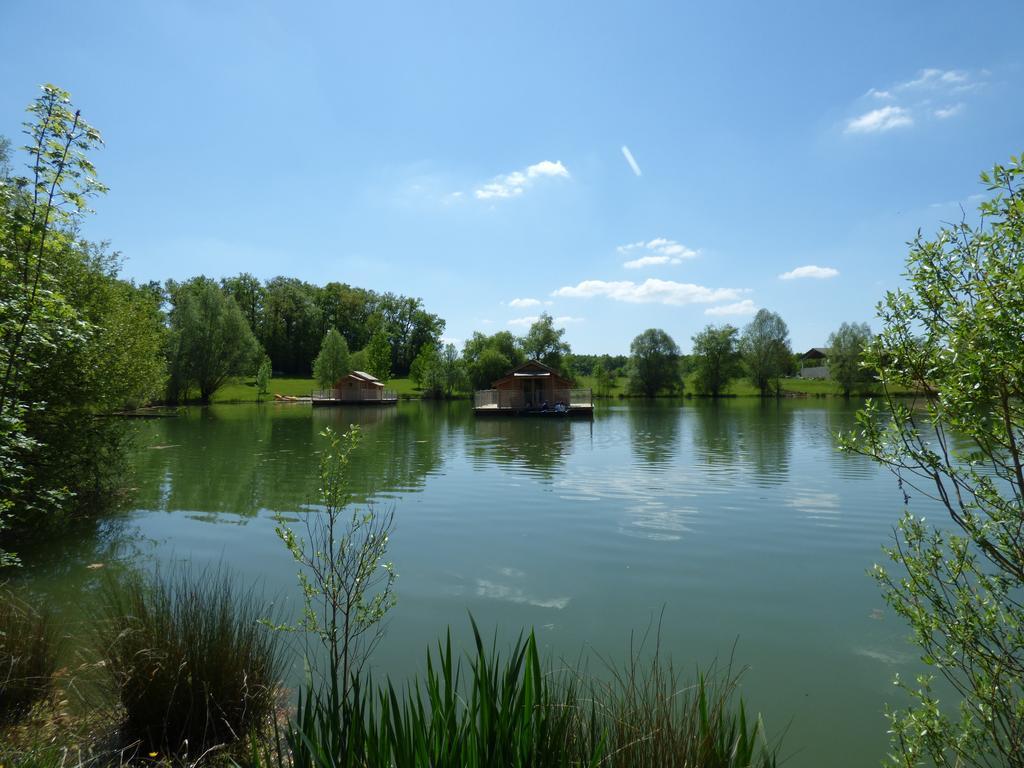 Cabanes Flottantes Du Lac De Pelisse Douzains Exterior foto