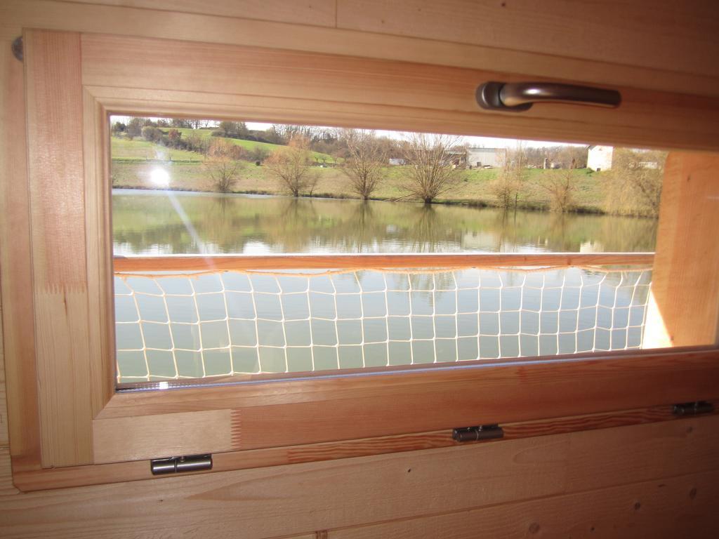 Cabanes Flottantes Du Lac De Pelisse Douzains Quarto foto