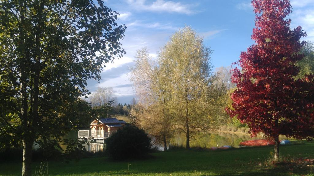 Cabanes Flottantes Du Lac De Pelisse Douzains Exterior foto