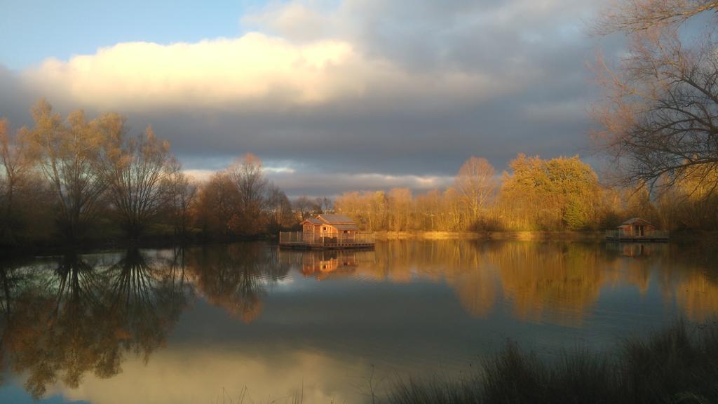 Cabanes Flottantes Du Lac De Pelisse Douzains Exterior foto