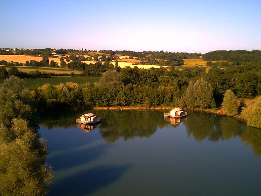 Cabanes Flottantes Du Lac De Pelisse Douzains Exterior foto