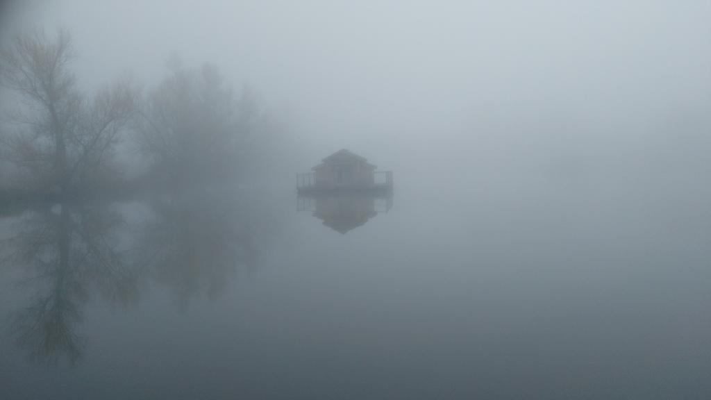 Cabanes Flottantes Du Lac De Pelisse Douzains Exterior foto